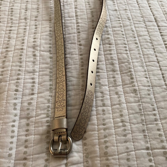 Fossil Metallic Gold Leather Brogue Thin Belt Coastal Cowgirl Boho Classic Sz M - Picture 6 of 11